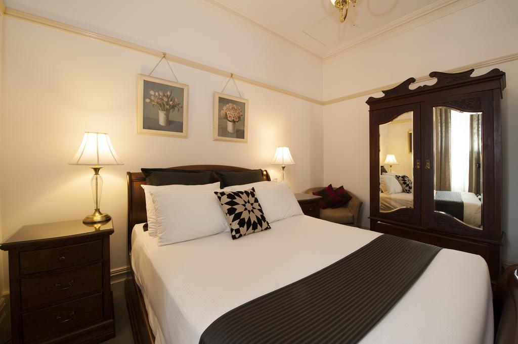 Cobb & Co Court Boutique Hotel Mudgee Room photo
