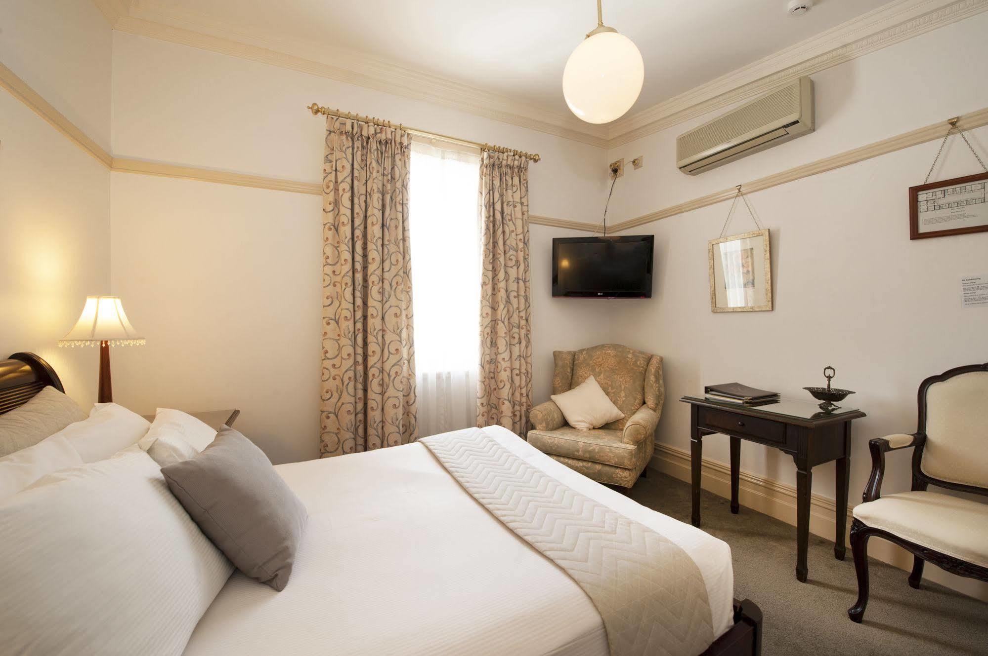 Cobb & Co Court Boutique Hotel Mudgee Exterior photo