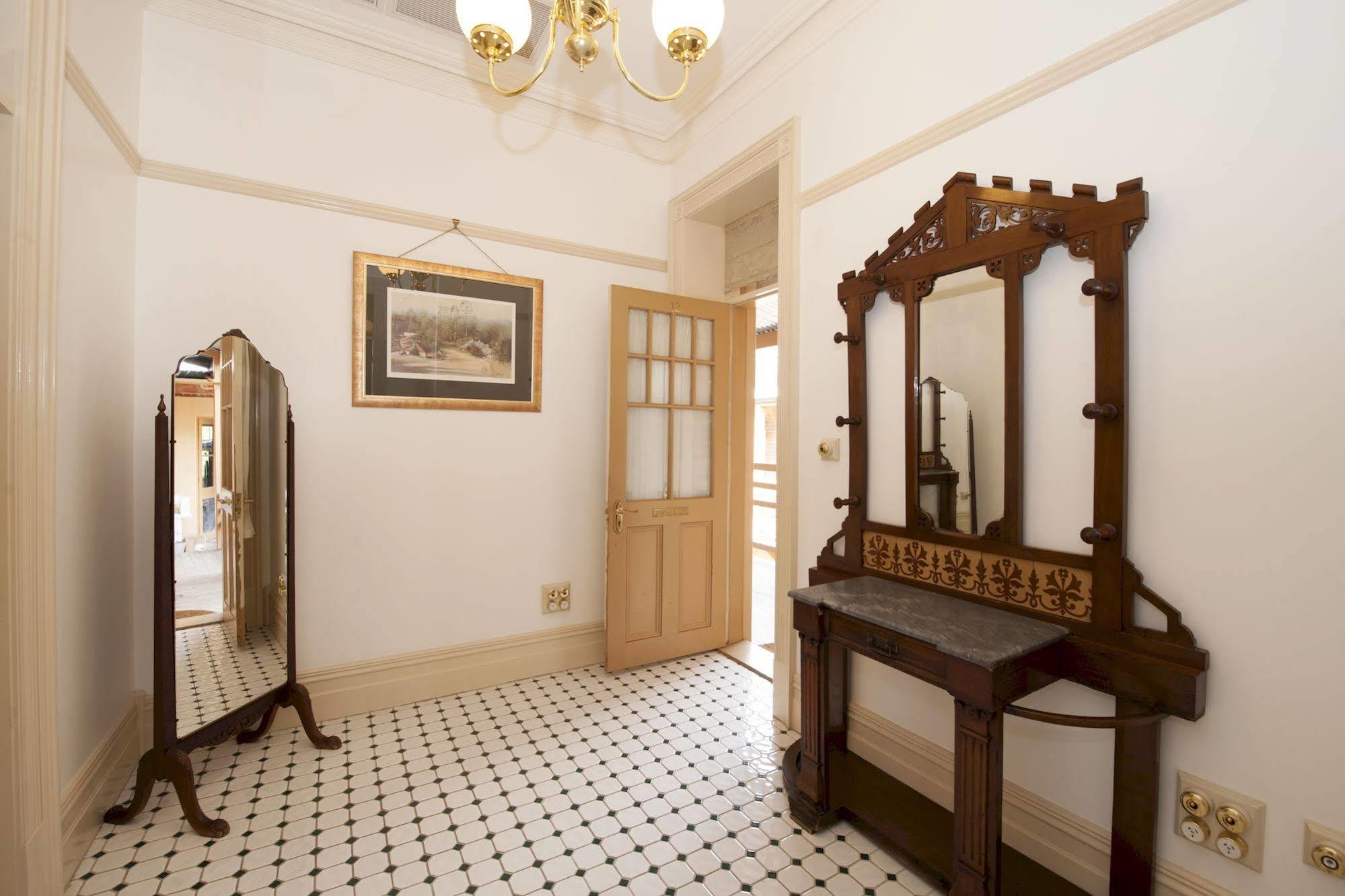 Cobb & Co Court Boutique Hotel Mudgee Exterior photo